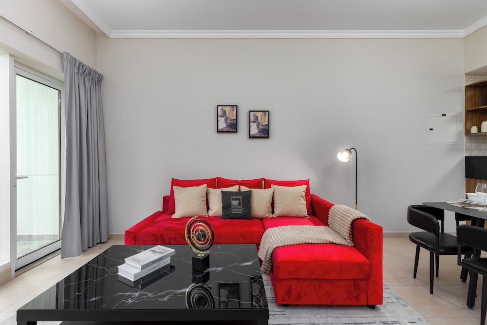 Maison Privee - Comfortable Downtown Apartment w/ City Skyline Vws