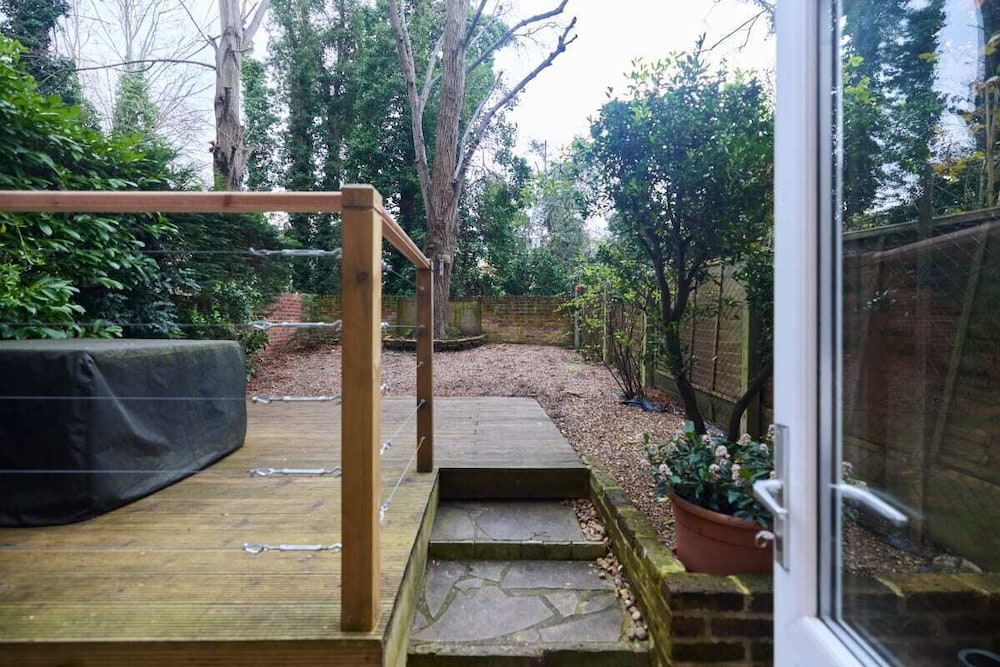 The West Kensington Hideout - Cozy 2bdr Flat With Garden