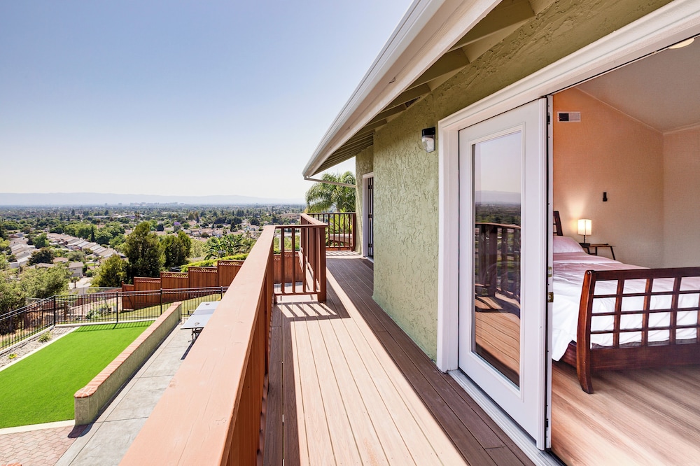 7 Mi to Dtwn San Jose: City-view Family Getaway