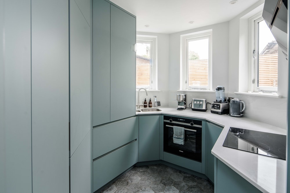 Stylish 2 Bedroom / 2 Bath In Notting Hill