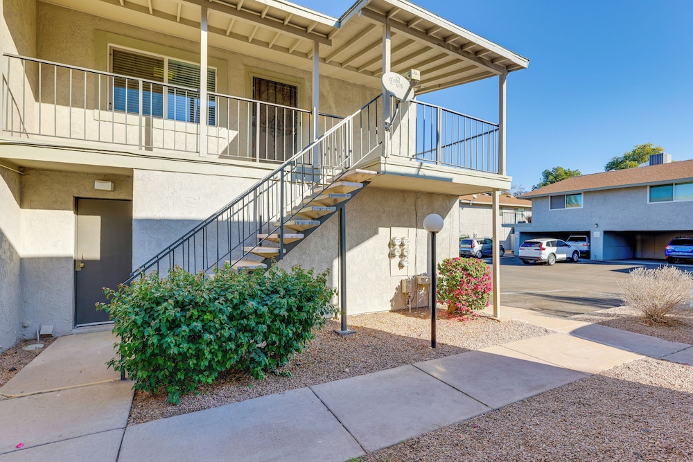 Community Pool: Scottsdale Condo 2 Mi to ASU