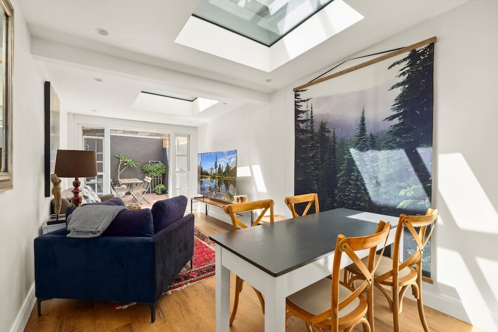 Stylish Inner-city Terrace Home With Rooftop Deck