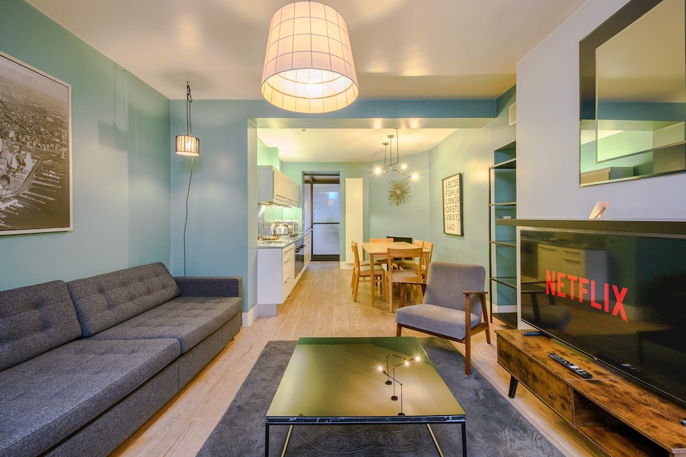 Central Cove - Fitzrovia - by Frankie Says