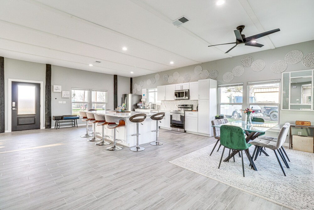 Modern Farmhouse in Del Valle: Rural Setting! - Image 3