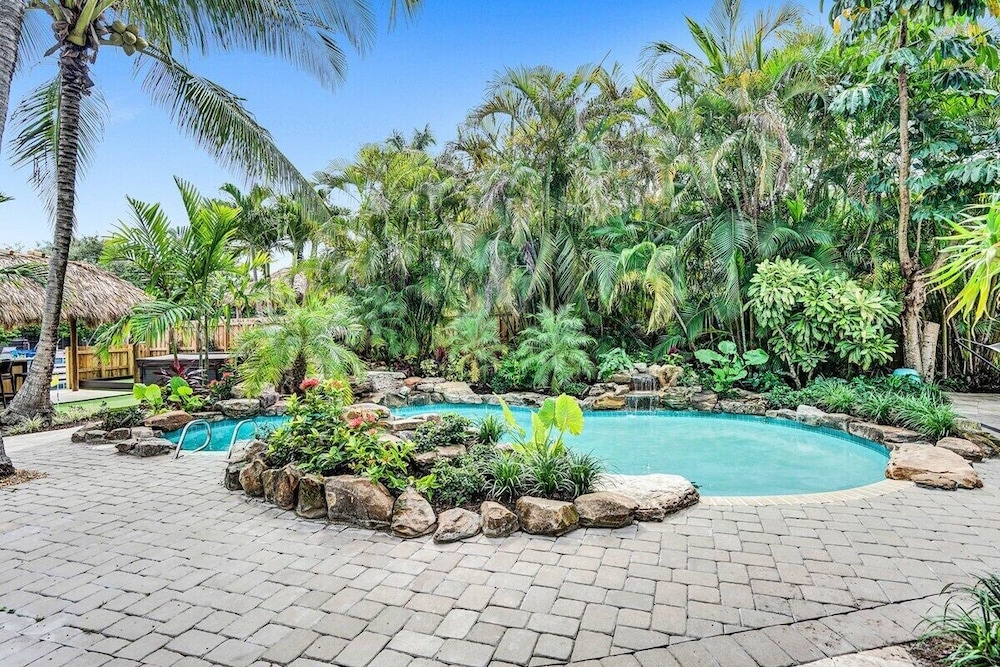 New Waterfront Oasis, Minutes to Beach, Eats, Shops