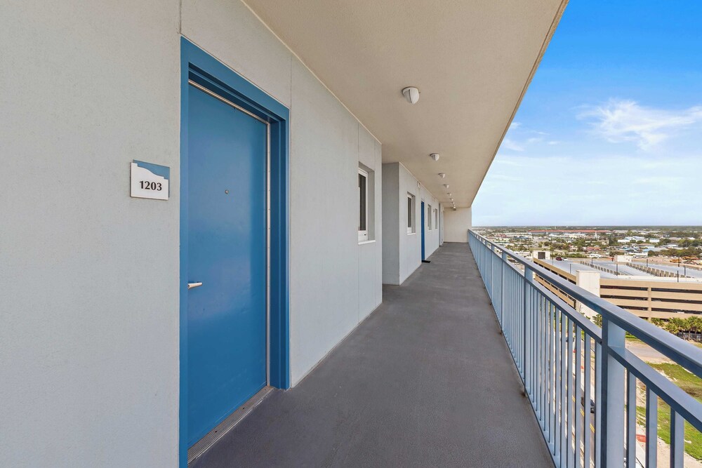 Beachfront Stay w/ Resort Amenities & Gulf Views Sterling Breezing #506