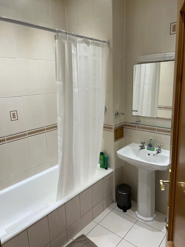 Stylish 1 Bedroom Apartment in Edinburgh view 5