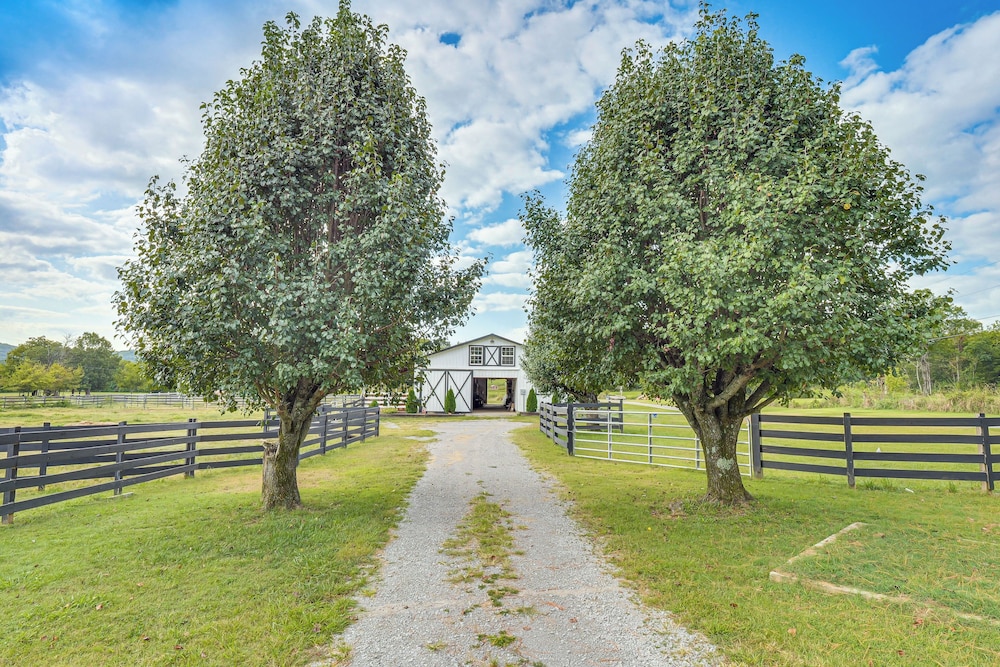 Luxe Stable Suite: Farm Stay in Lebanon!