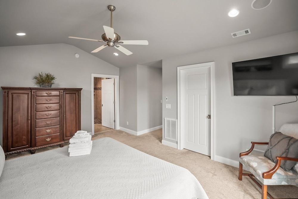 Elegant, Marsh-front 5-bed, 4-bath Home, Sleeps 12