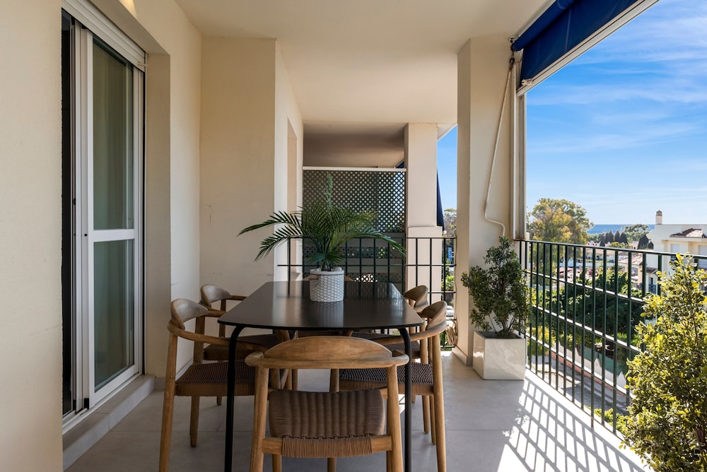 Sunny Getaway With Pool in Marbella - Ref M54