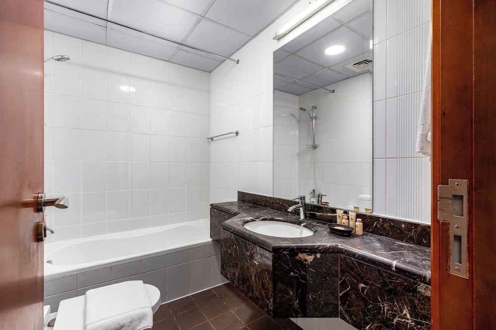 Maison Privee - Comfortable Downtown Apartment w/ City Skyline Vws