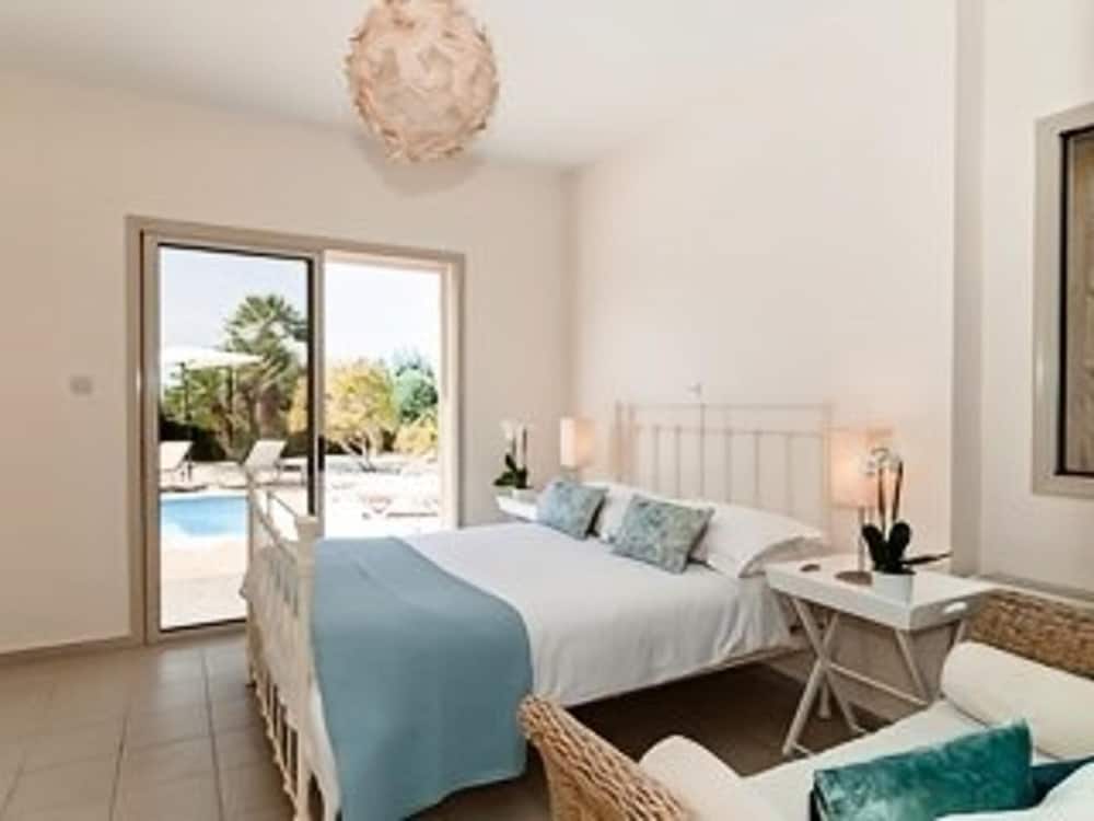Sunset Villa Retreat in Agios Georgios