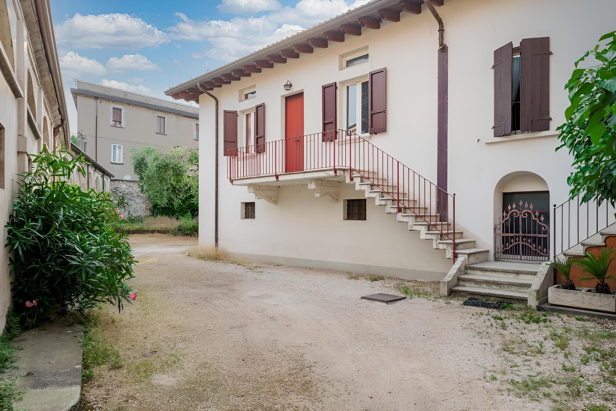 Apt24 - Duplex Open Space With Private Courtyard in Center view 4