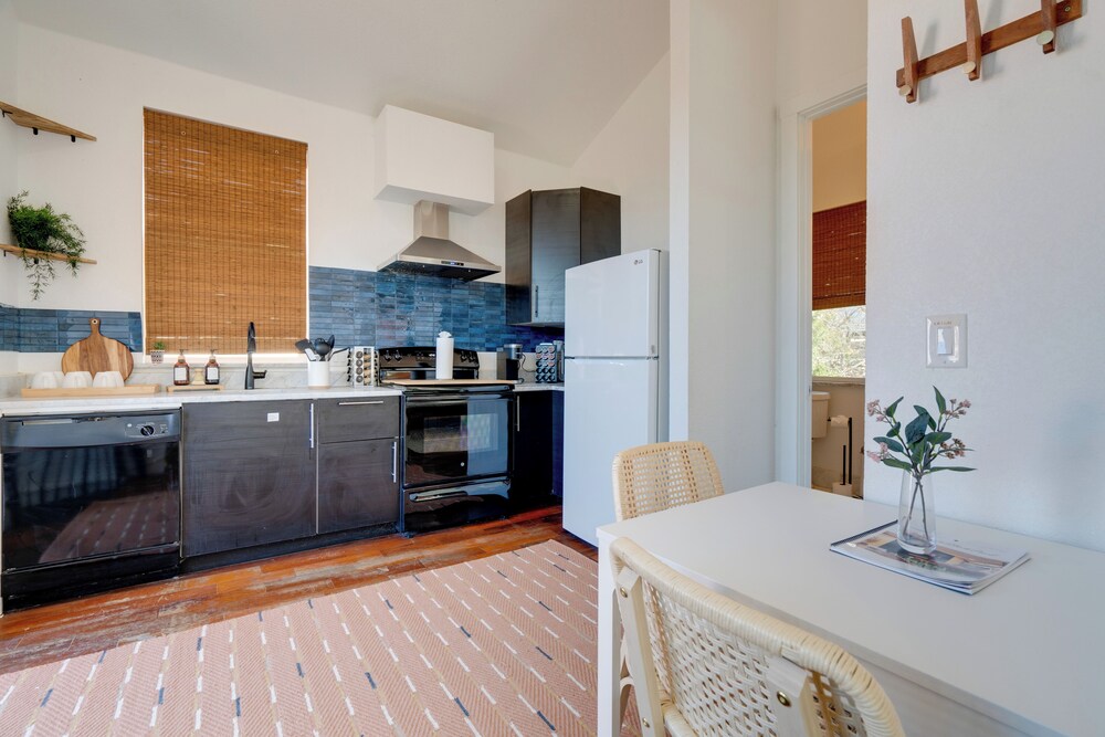 Stylish Apt Near Lake Travis w/ Entertainment