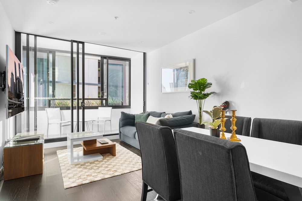 City Escape With Balcony & Resort-style Amenities
