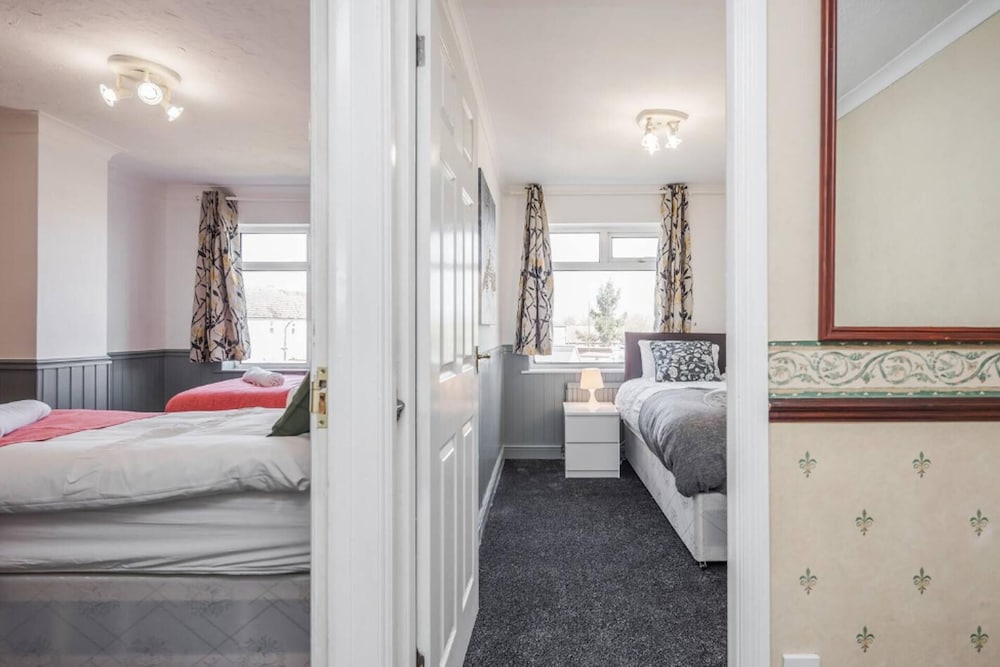 Cosy 3 Bedroom Home With Wifi, Parking & Garden view 3