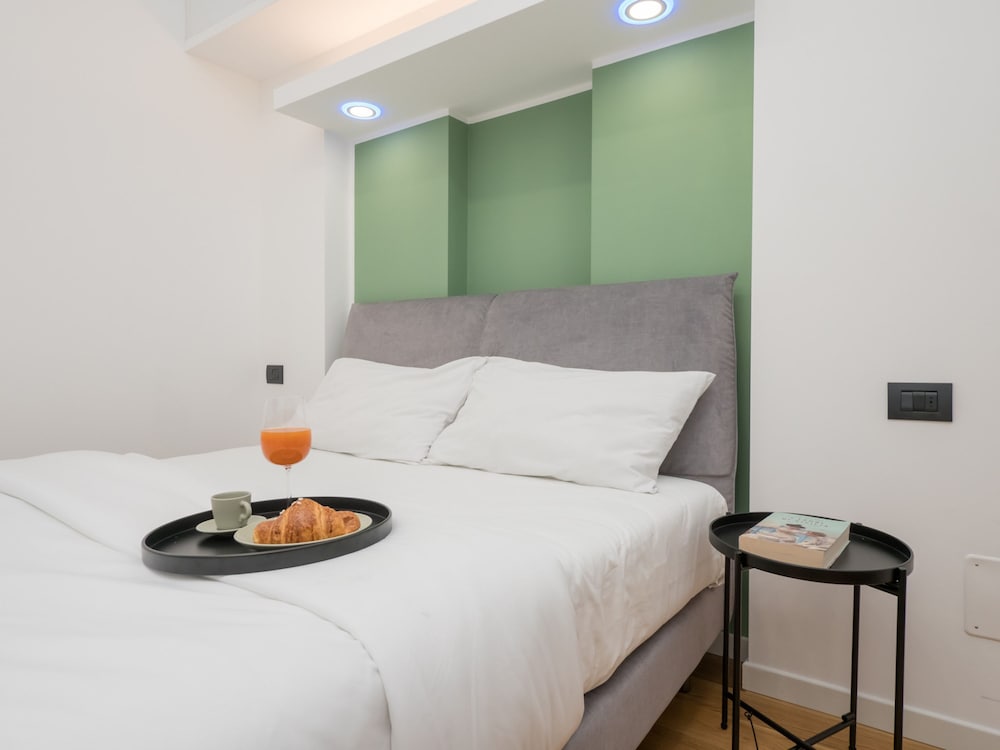 Farini - Charming One-bedroom Apartment in Isola Area