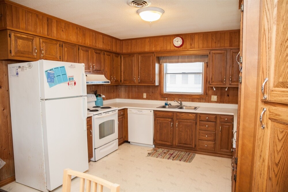 Time / Tide 4 Bedroom Cottage by RedAwning