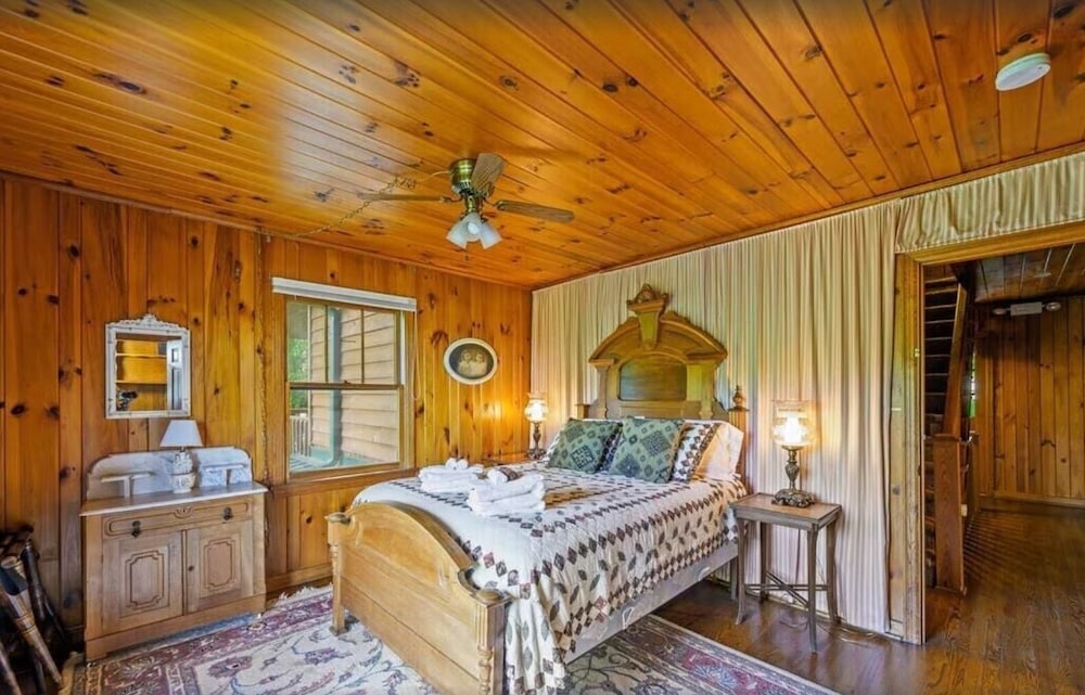 Little Greenbriar Lodge 13 Bedroom Cabin by RedAwning view 4