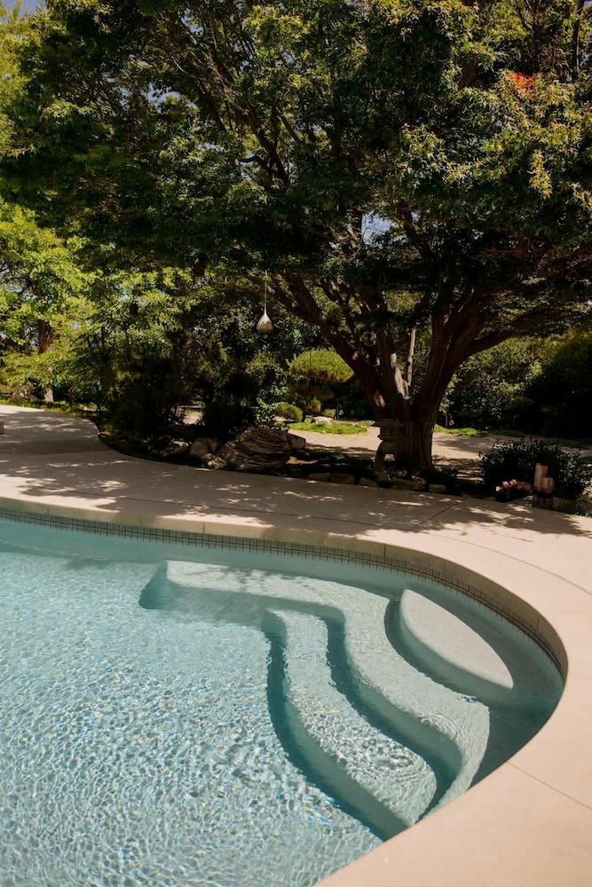 Zen Mountain Getaway w a Pool Hot Tub 5 Beds