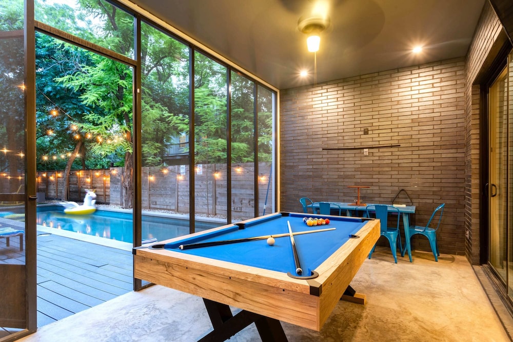 Backyard Pool Oasis Rainey St 6 min walk