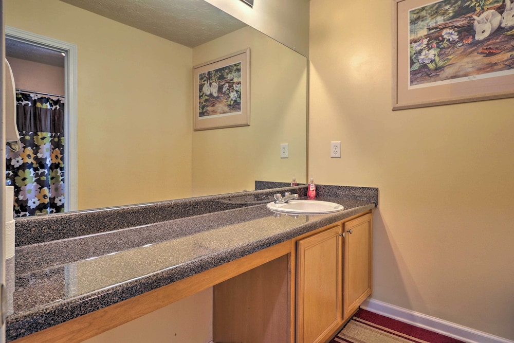 Suburban Atlanta Vacation Home - 20 Mi to Downtown