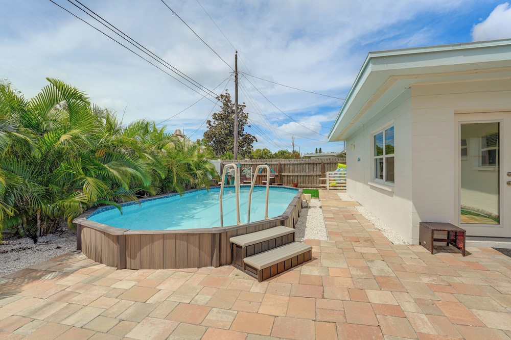 4 Mi to Beach! Furnished Outdoor Oasis in Seminole