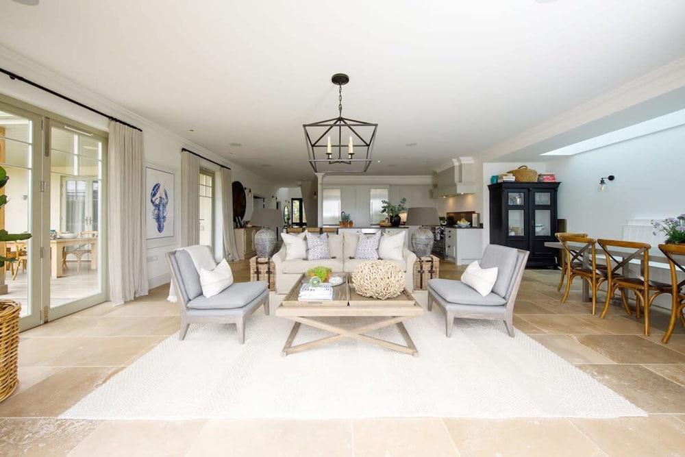 Beautiful Oasis Near Waterfront
