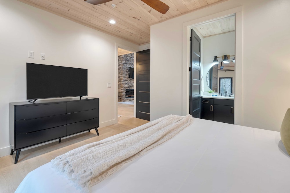 Kings Crown by Avantstay Indoor Pool, Hot Tub, Firepit, Theater All-season Retreat