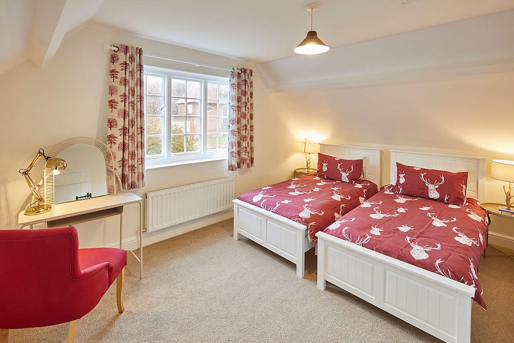 Host Stay Gardeners Cottage view 5