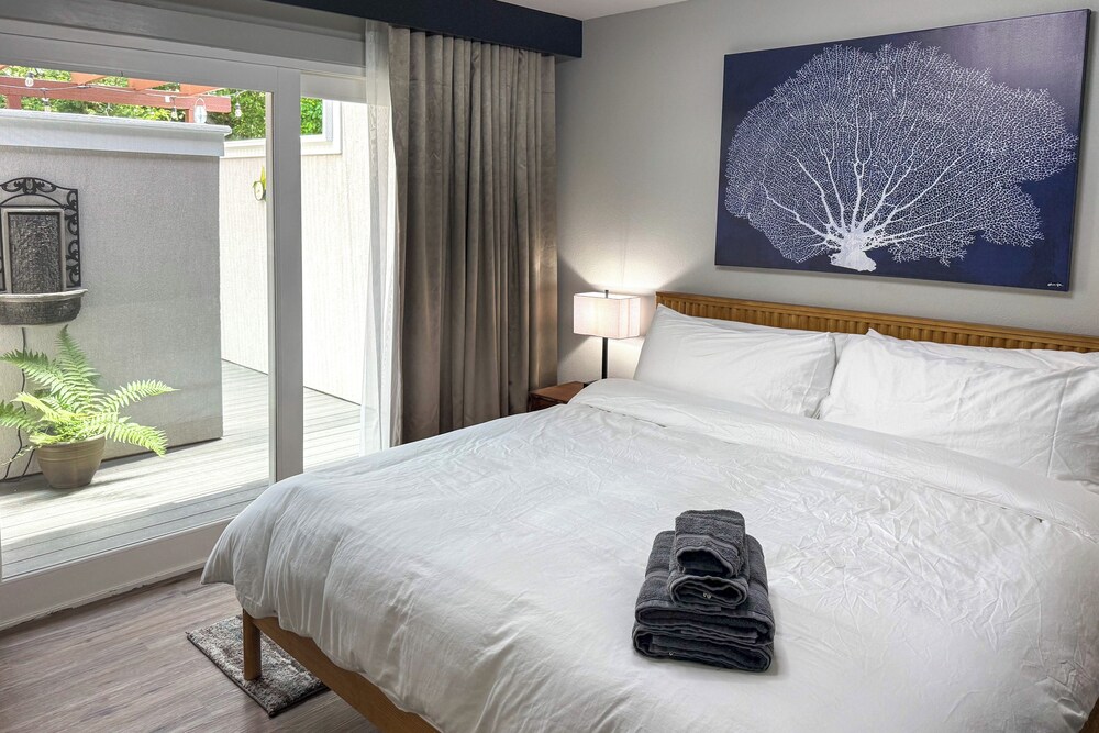 2 Blocks to Beach Park: Cozy Seattle Townhome