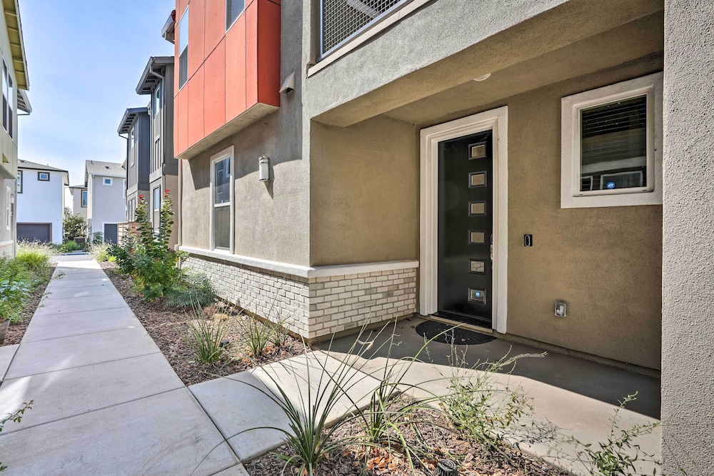 Pet-friendly Elk Grove Retreat w/ Balcony! view 4