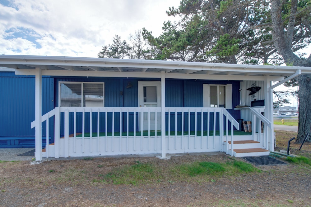 Walk to Beach! Fun Retro Retreat in Ocean Shores