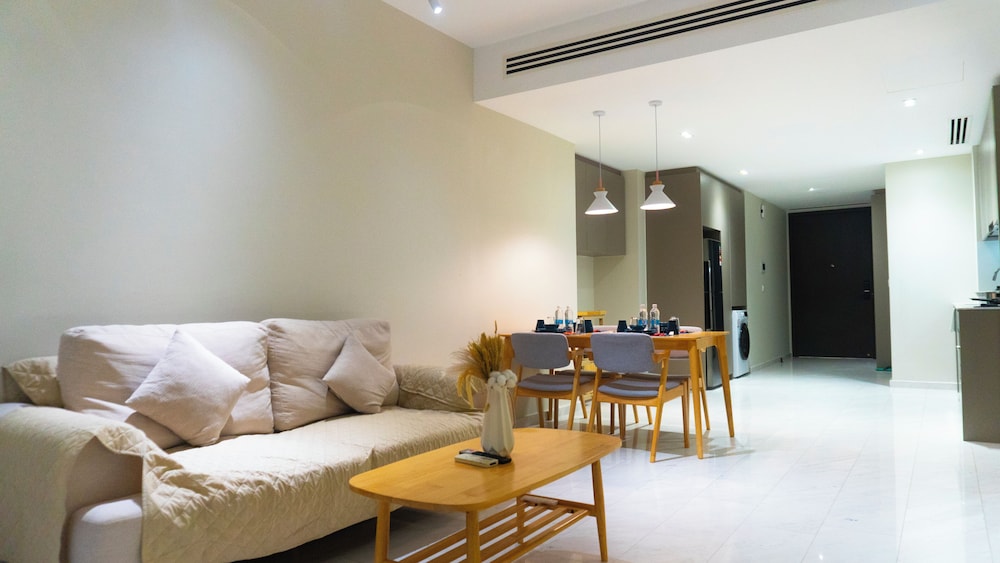 Moonway Luxury Suites At Eaton Residence