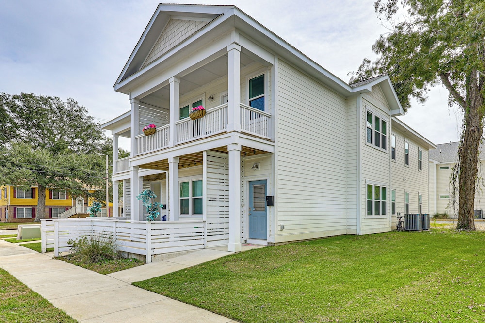 Walk to Riverfront District: Bright Wilmington Apt view 4
