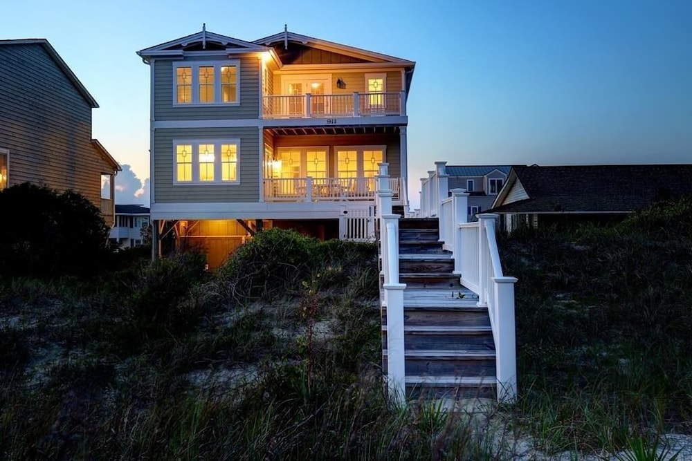 R & R By The Sea 4 Bedroom Home by RedAwning