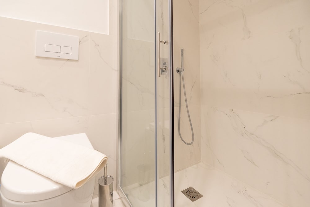 LIV - Luminous Spacious Apartment in Pagrati