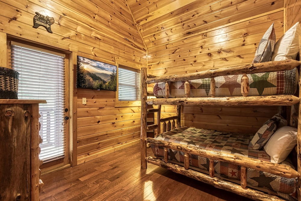 Grand View Lodge Panoramic Views Hot Tubs Game Room Theater Sleeps 56 Guests