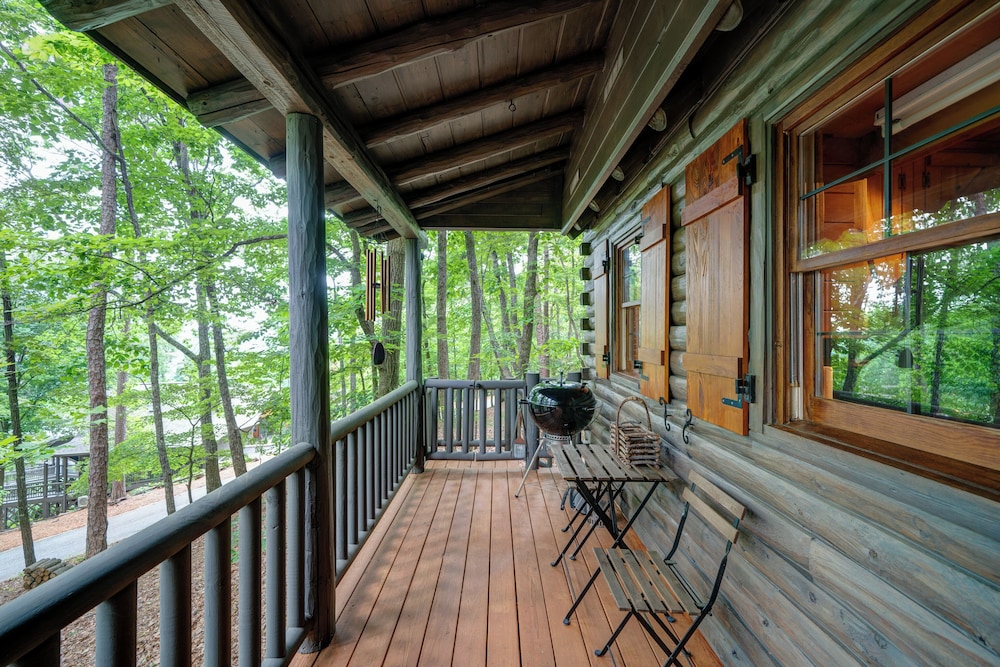The Guest House Historic Cabin in Big Canoe