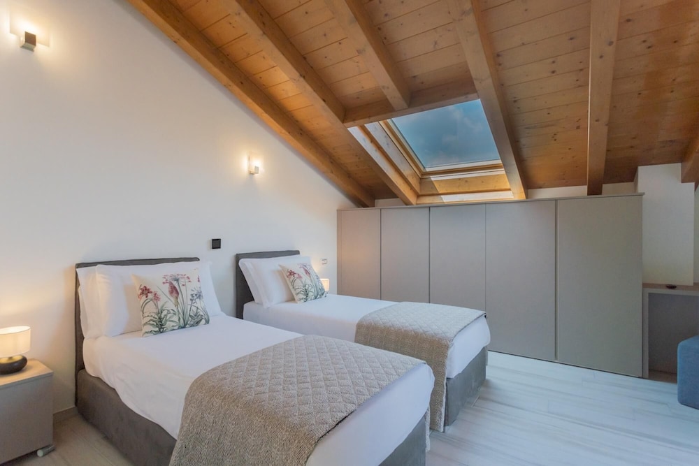 Dream Lake Apartments view 4