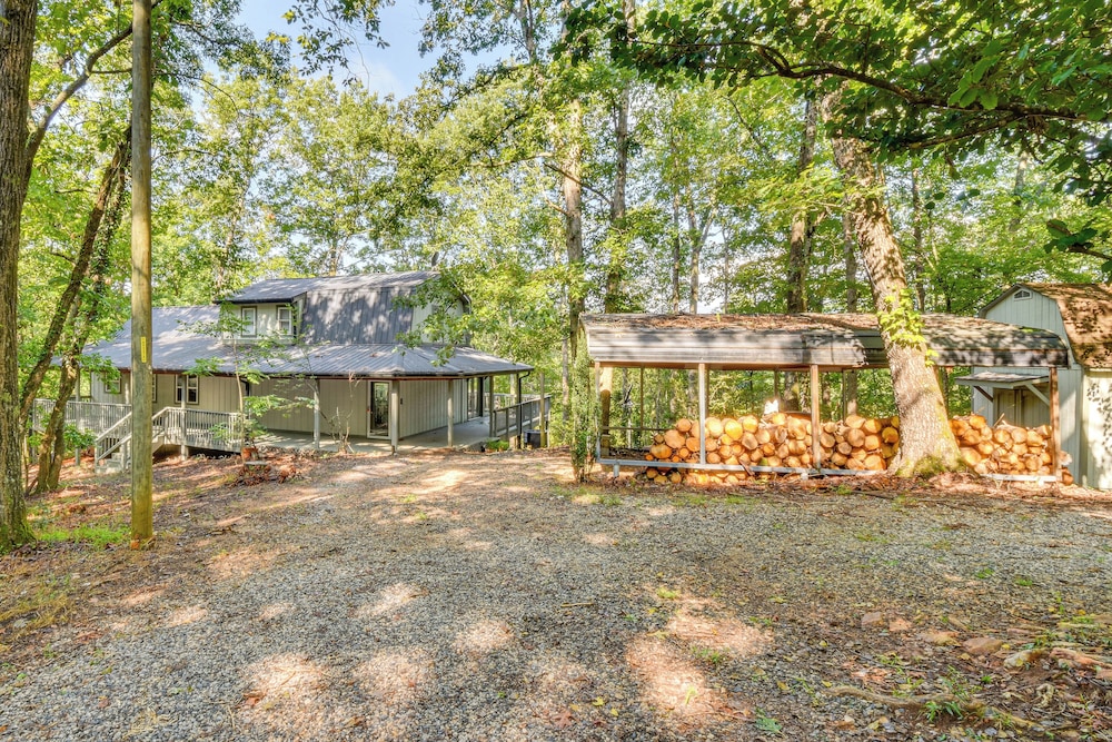 Woodsy Retreat w/ Deck & Views in Dahlonega!