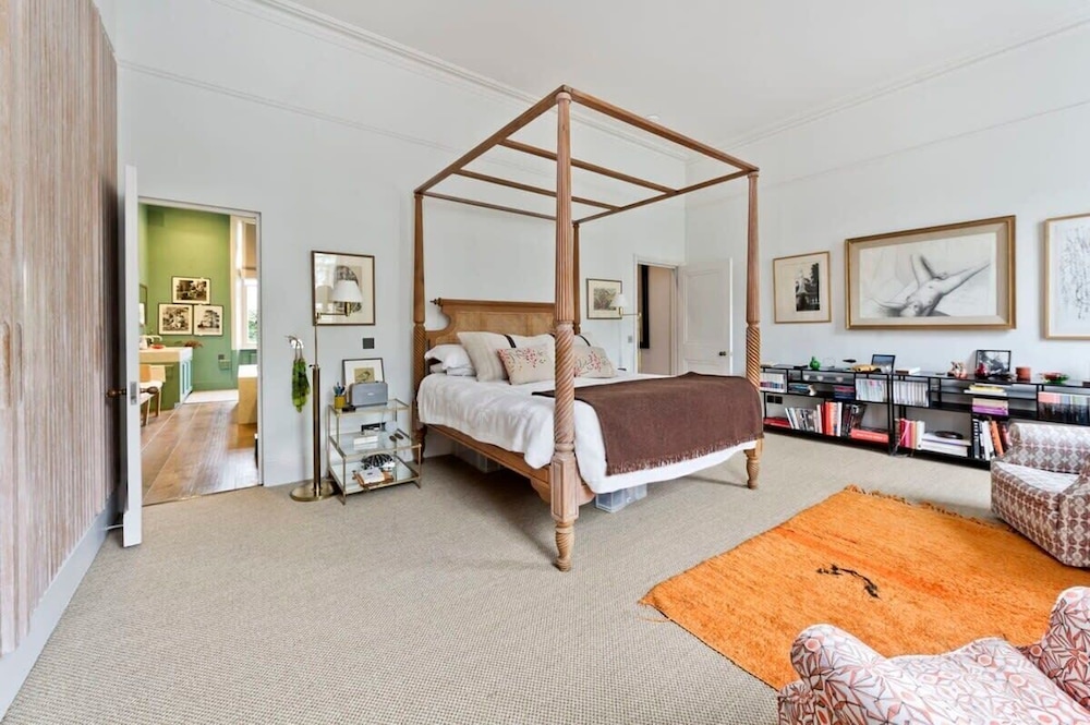 Gorgeous & Grand 5 Bed House, Holland Park