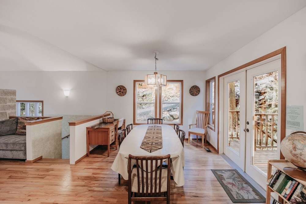 51sl - Ping Pong - Fireplace - D/w - W/d - Sleeps 8 3 Bedroom Home by RedAwning