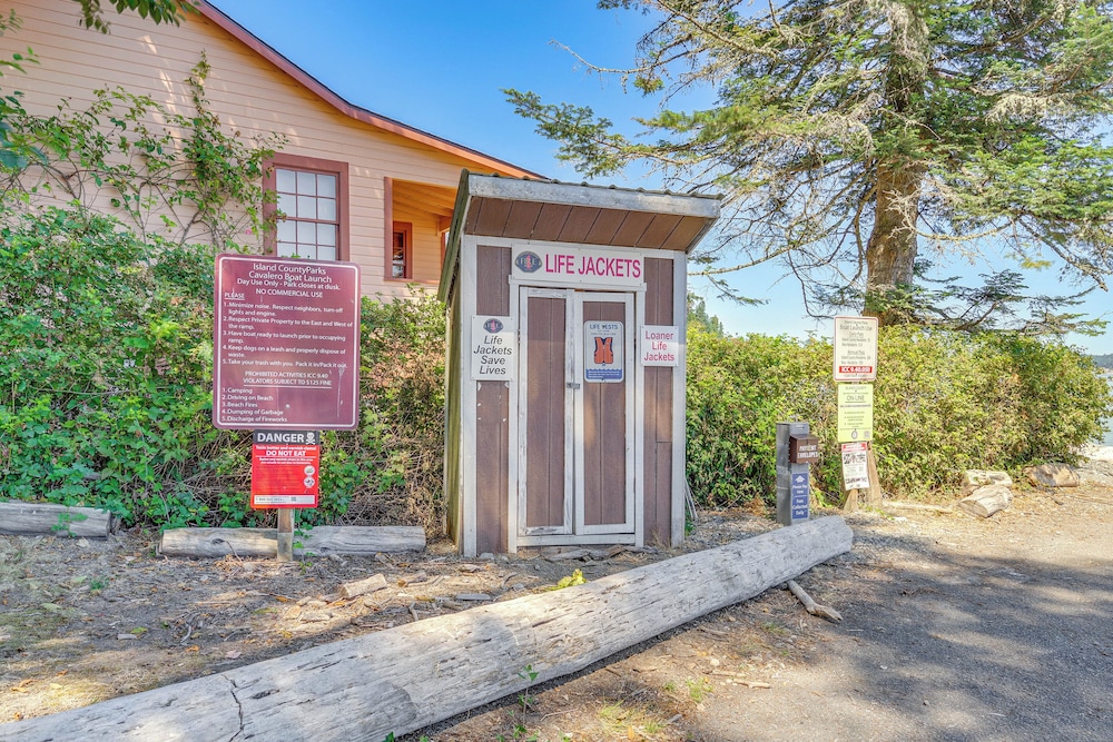 Mtn-view Camano Island Retreat Overlooking Beach