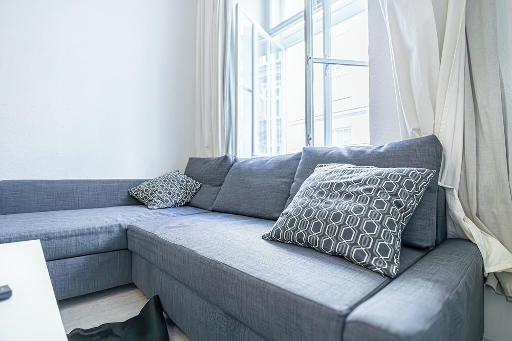 Contemporary 1BR LR Close to Belvedere