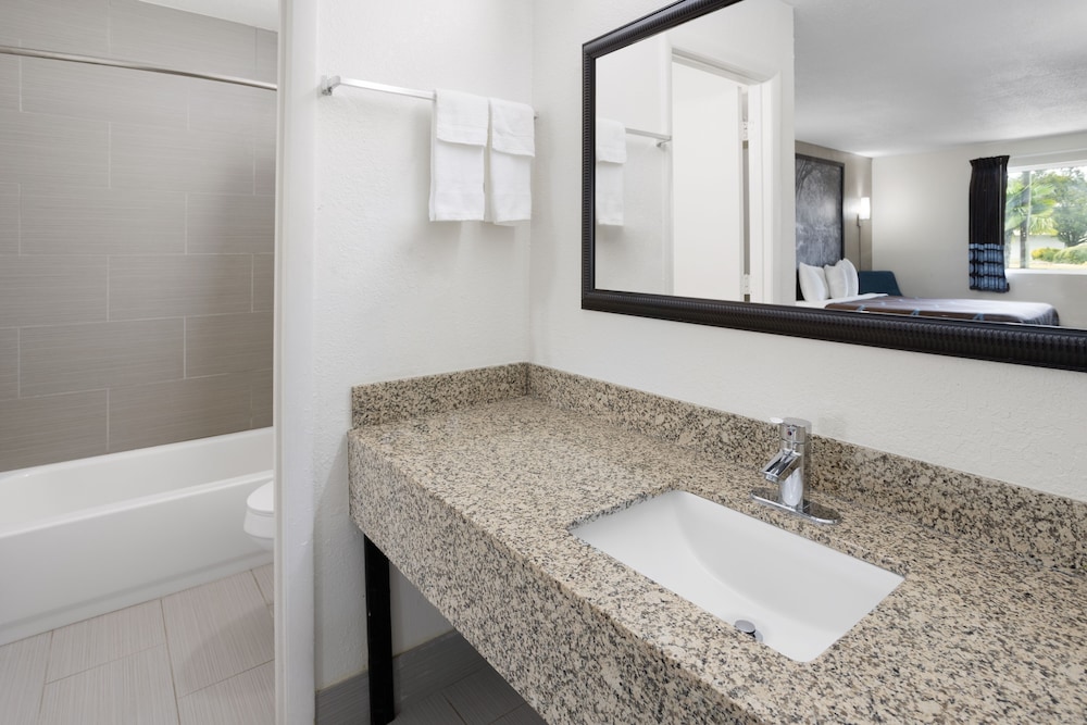 Perry Vacations - Super 8 by Wyndham Perry GA - Property Image 7