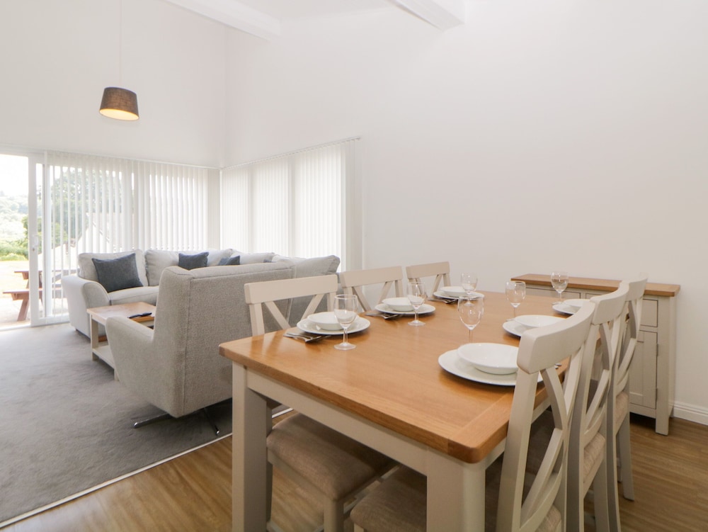 Harcombe House Bungalow 5