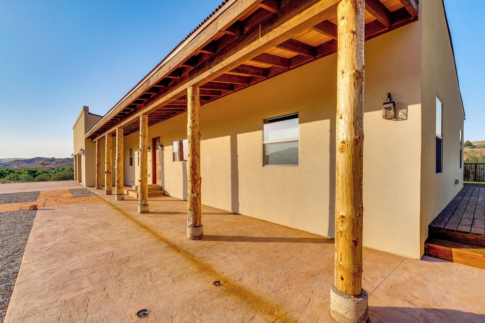 5 Mi to Arches NP: Canyon-view Hideaway w/ Deck!