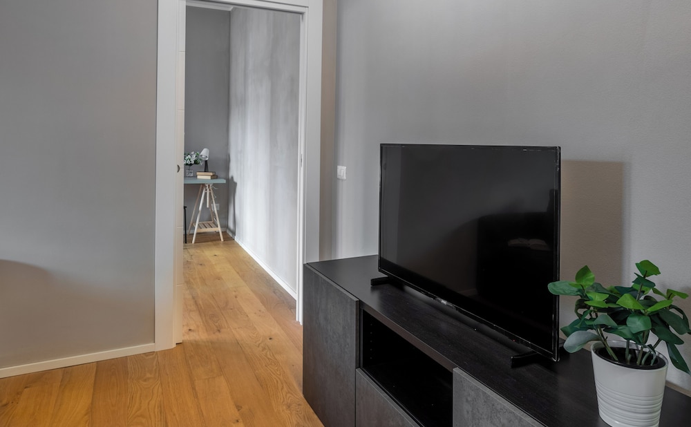 Charming flat with desk