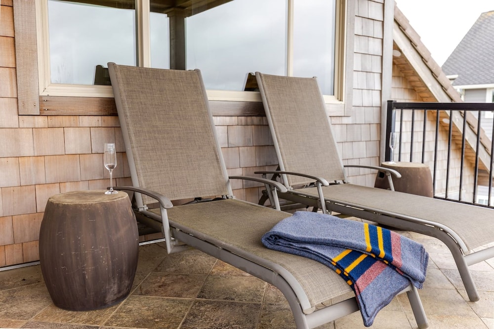 Oceanfront Comfort Style Luxury Hot Tub Wifi 600 35